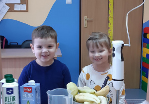 Dzieci przygotowują produkty do mlecznych napoi